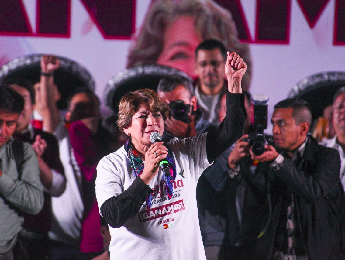 TOLUCA, ESTADO DE MÉXICO, 04JUNIO2023. Delfina Gómez candidata a la gubernatura del Estado de México por MORENA festejó su virtual triunfo a un costado de Palacio de Gobierno, sobre la avenida Sebastián Lerdo de Tejada, acompañada por Mario Delgado, líder nacional de MORENA, Óscar González, líder nacional del PT y la militancia morenista, del PVEM y PT. De acuerdo al conteo rápido teniendo un porcentaje del 54.2 por ciento de ventaja. De manera previa un mariachi tocó las golondrinas. FOTO: CRISANTA ESPINOSA AGUILAR / CUARTOSCURO. COM