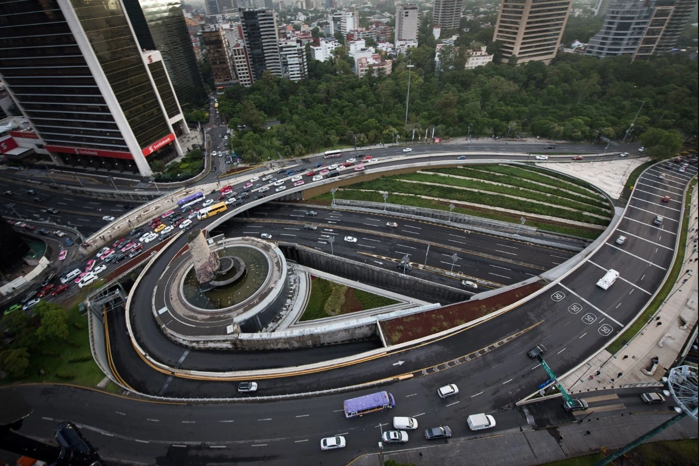 CIUDAD DE MÉXICO, 11AGOSTO2018.- Vista aérea de la fuente de Petróleos, lugar donde cruza el Paseo de la Reforma con el anillo Periférico. FOTO: DIEGO SIMÓN SÁNCHEZ /CUARTOSCURO.COM
